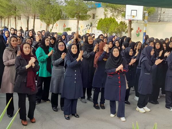 اجتماع مادران و دختران در ورزش صبحگاهی دبیرستان شاهد هاجر