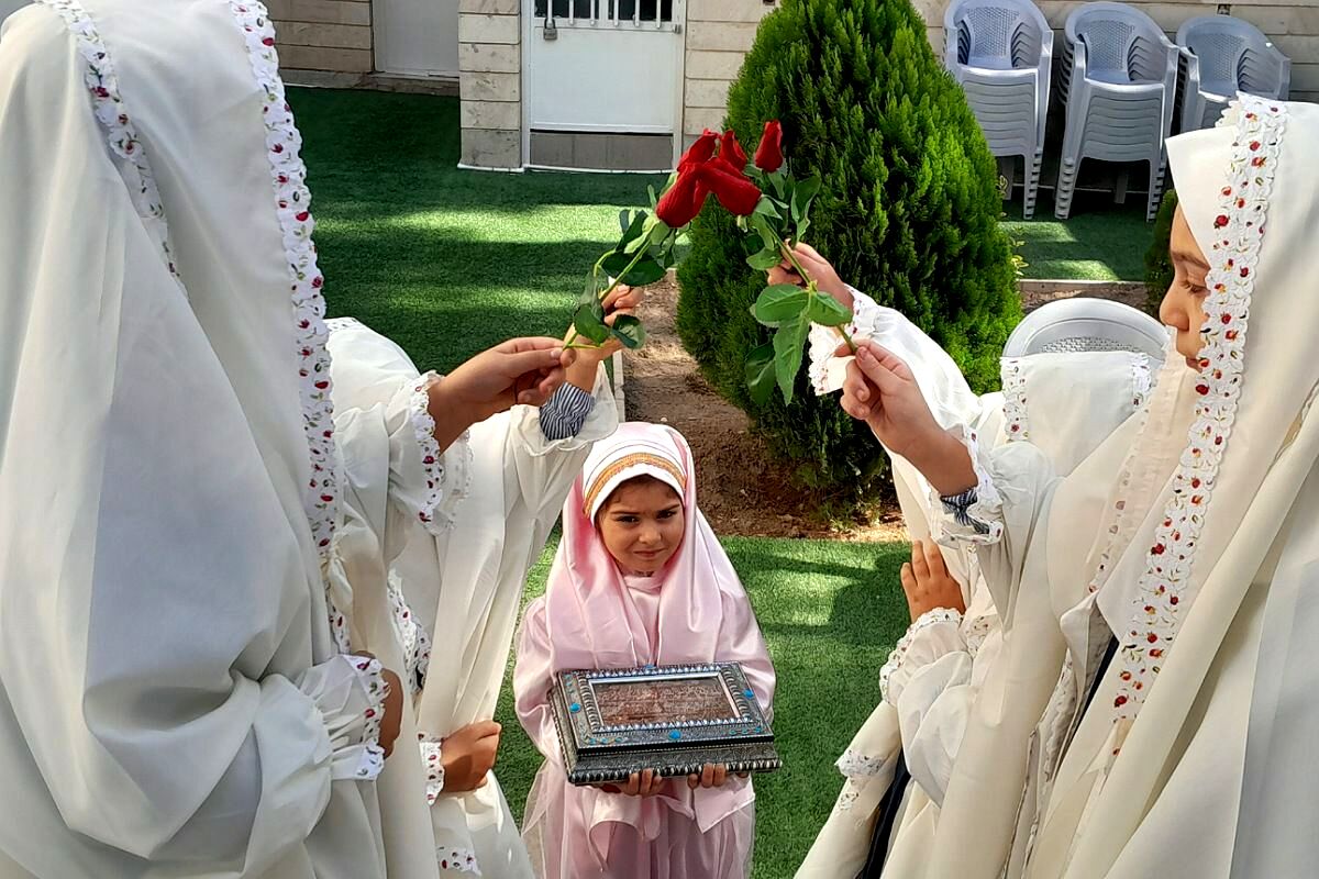 جشن شکفتن غنچه‌ ها، در دبستان مهرتابان بهارستان دو