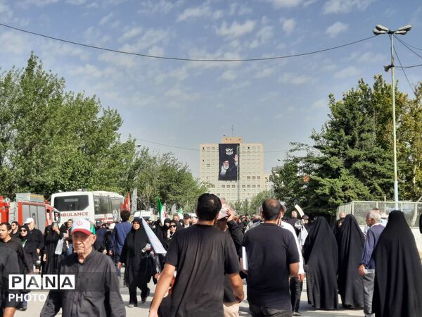 اولین روز وداع با شکوه با رهبر شهید و خانواده بزرگوارشان 