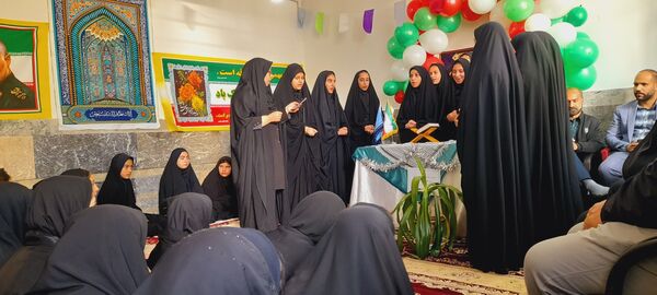 نواخته شدن زنگ گلبانگ انقلاب اسلامی در دبیرستان پگاه روستای مارکده