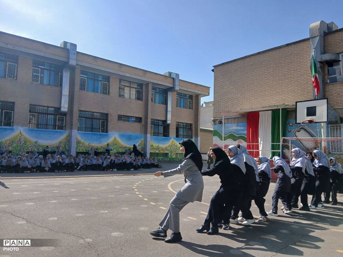 جشن همدلی در دبیرستان پونه رونقی منطقه ۱۵