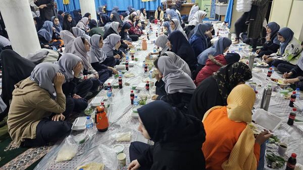 ایجاد همبستگی در ضیافت افطار مدرسه شهید اردستانی