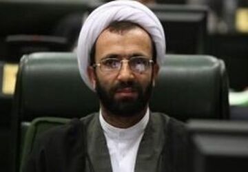 وزیر اقتصاد باید برای تقویت پول ملی برنامه مشخص داشته باشد