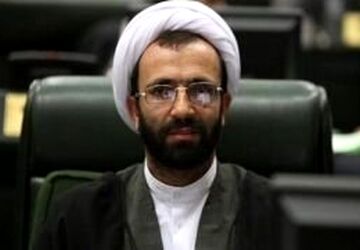 وزیر اقتصاد باید برای تقویت پول ملی برنامه مشخص داشته باشد