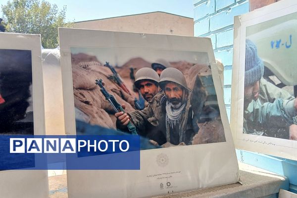 نمایشگاه هفته دفاع مقدس در دبیرستان ملاصدرا ناحیه دو شهرری 
