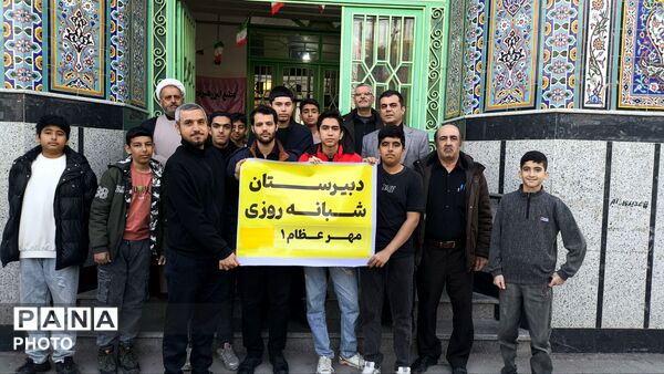 حضور پررنگ و حماسی فرهنگیان و دانش آموزان در عزای رهبر شهید