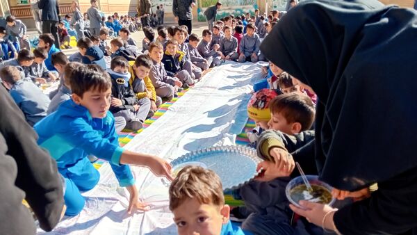 طبخ آش نذری به‌مناسبت شهادت حضرت فاطمه(س) در آموزشگاه مولوی کمیجان