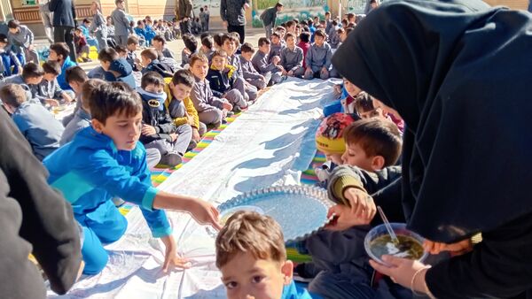طبخ آش نذری به‌مناسبت شهادت حضرت فاطمه(س) در آموزشگاه مولوی کمیجان