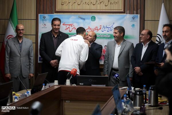 مراسم تجلیل از قهرمانان والیبال دانش‌آموزی ایران