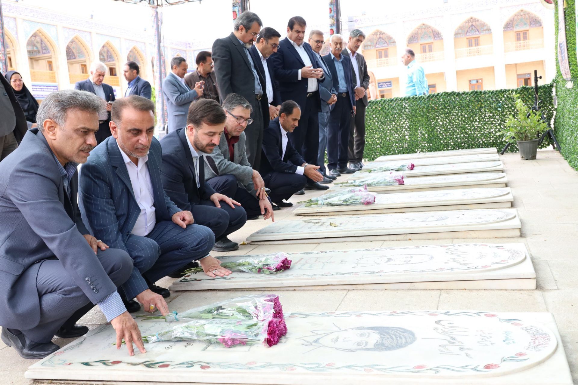 ادای احترام مدیران کل قدیم و جدید آموزش و پرورش فارس به مقام شامخ شهدا و حضرت شاهچراغ(ع)