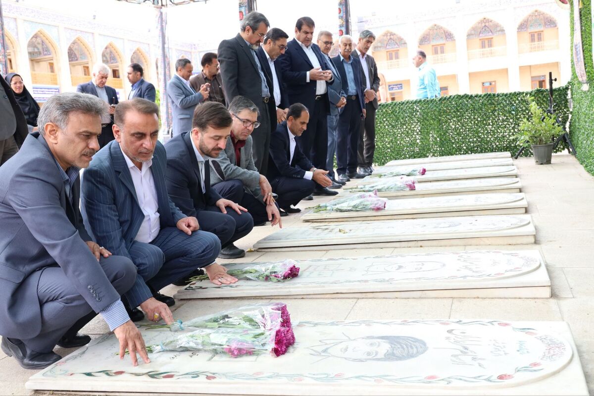 ادای احترام مدیران کل قدیم و جدید آموزش و پرورش فارس به مقام شامخ شهدا و حضرت شاهچراغ(ع)