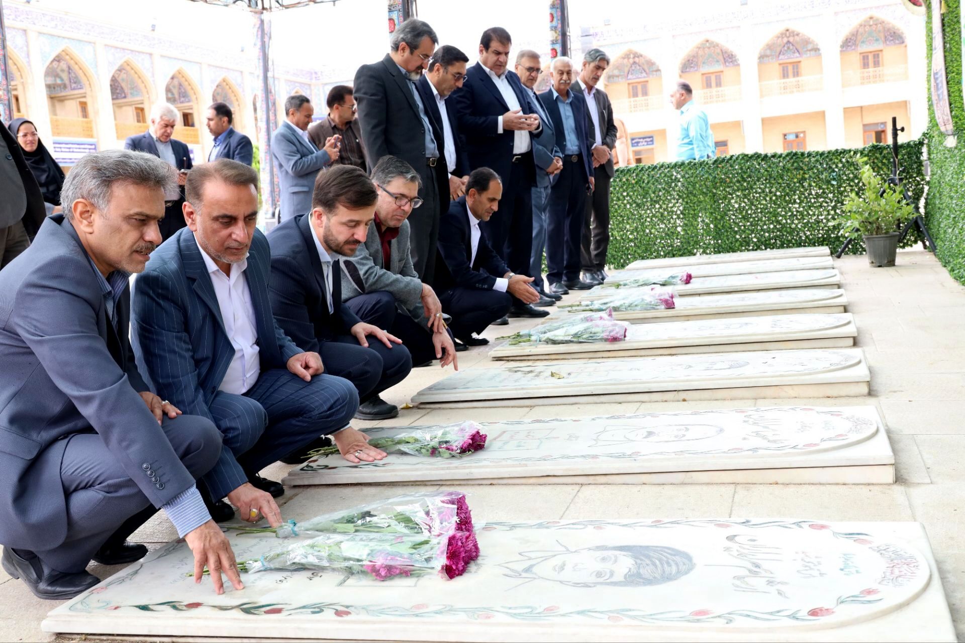 ادای احترام مدیران کل قدیم و جدید آموزش و پرورش فارس به مقام شامخ شهدا و حضرت شاهچراغ(ع)