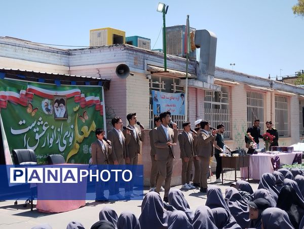 تجلیل از معلمان نمونه در مدرسه تقوا مشهد