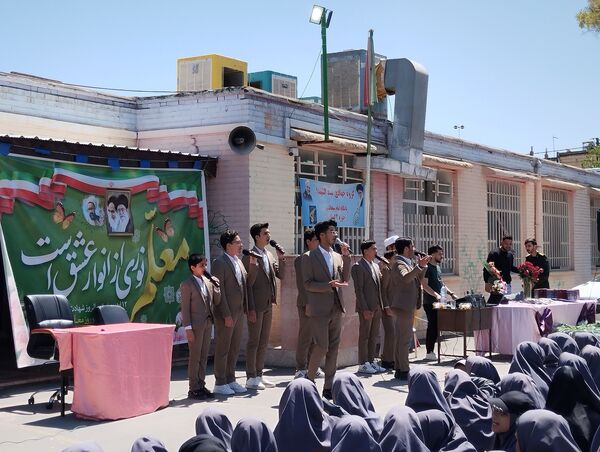 تجلیل از معلمان نمونه در مدرسه تقوا مشهد