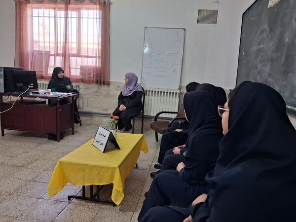 جلسه شورای دانش آموزی فاطمیه؛ از پیشنهاد تا اجرا