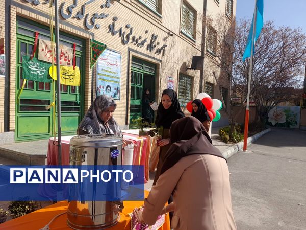 برپایی چایخانه به مناسبت میلاد امام عصر(عج)در دبیرستان نمونه وکیلی ۱۰