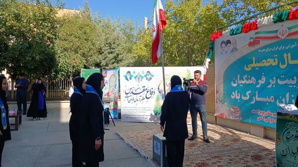 نواختن زنگ استانی مهر، ایثار و مقاومت در مدرسه نمونه دولتی ۹ دی به مناسبت آغاز سال تحصیلی و هفته دفاع مقدس
