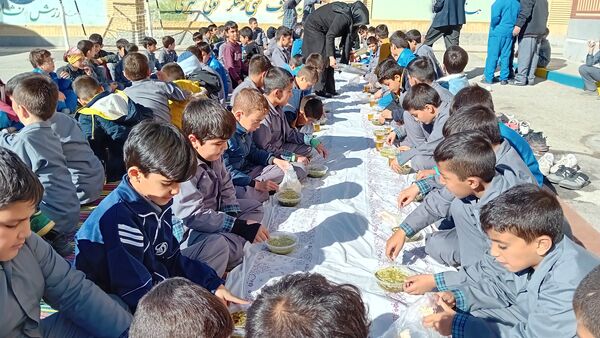 طبخ آش نذری به‌مناسبت شهادت حضرت فاطمه(س) در آموزشگاه مولوی کمیجان