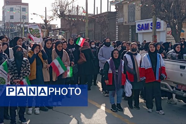 راهپیمایی یوم‌الله ۲۲بهمن با حضور گسترده مردم و نهادها در بانه