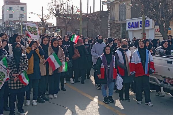 راهپیمایی یوم‌الله ۲۲بهمن با حضور گسترده مردم و نهادها در بانه