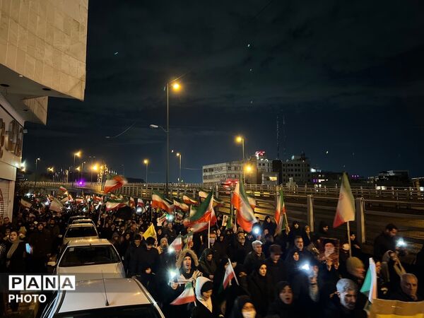 مردم کرج بعد از آغاز سال نو باسیلی از جمعیت حضور‌خود را نشان دادند 