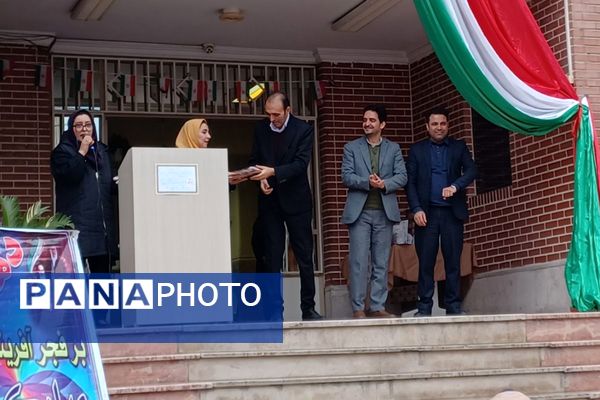 تقدیر از رتبه‌های برتر درسی در دبیرستان سپاهان بهارستان‌دو