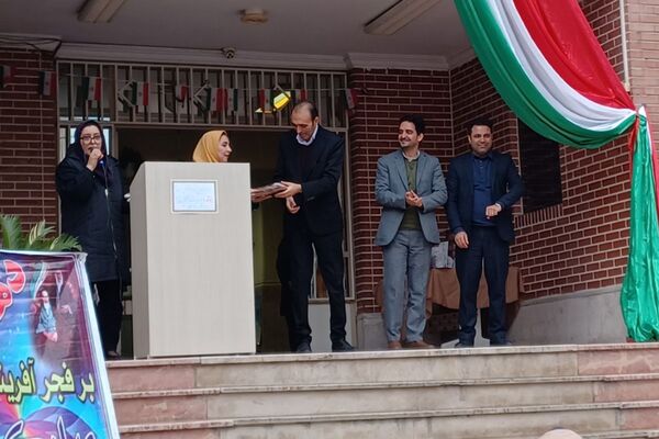 تقدیر از رتبه‌های برتر درسی در دبیرستان سپاهان بهارستان‌دو