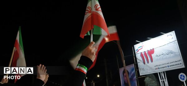 حضور دهه‌نودی‌ها در راهپیمایی میدان شهرداری ساوجبلاغ