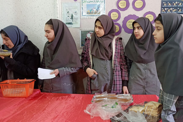 برگزاری نمایشگاه مشاغل خانگی در دبیرستان شاهد ام ابیها، شهرستان آباده
