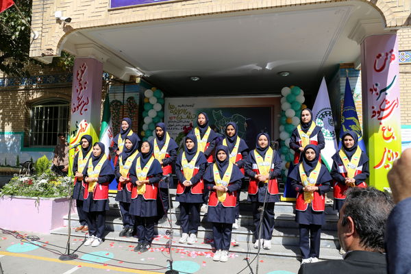 جشن عاطفه‌ها در دبیرستان ۱۳ آبان تبریز