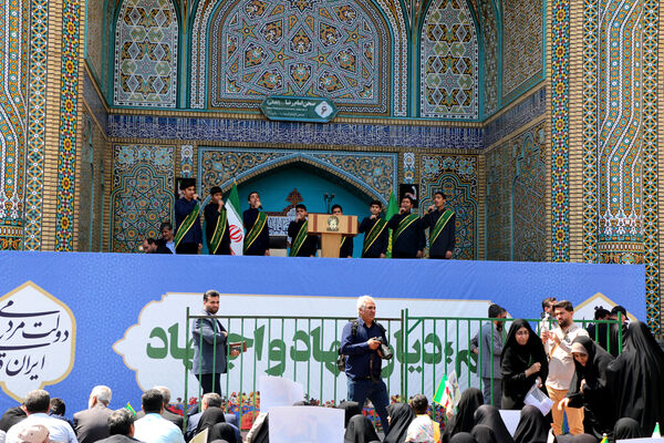 حضور پرشور نوجوانان قمی در آیین استقبال از رئیس جمهوری 