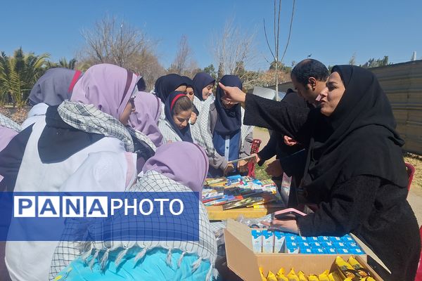 لذت نقاشی همگانی کنار دوستان در بوستان جنت شیراز 