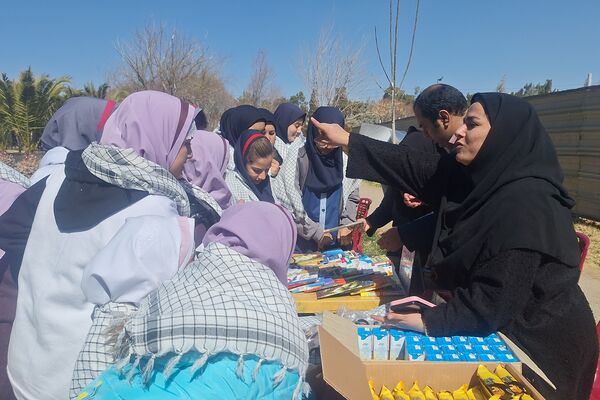 لذت نقاشی همگانی کنار دوستان در بوستان جنت شیراز 