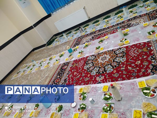 سفره مهربانی مهمانی خدا در آموزشگاه دخترانه نمونه دولتی فدک شهرستان فاروج 