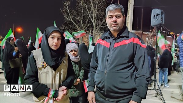 زن و مرد و پیر و جوان این شب ها در اجتماعات خیابانی شهر بار 