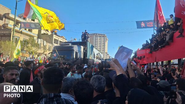 مشهد، در آغوشِ حرم، با رهبر شهید وداع کرد