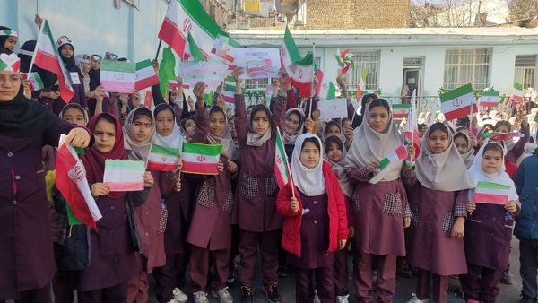 شور و نشاط دانش‌آموزان مدارس منطقه پردیس در جشن‌های دهه فجر انقلاب اسلامی 