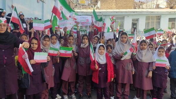 شور و نشاط دانش‌آموزان مدارس منطقه پردیس در جشن‌های دهه فجر انقلاب اسلامی 