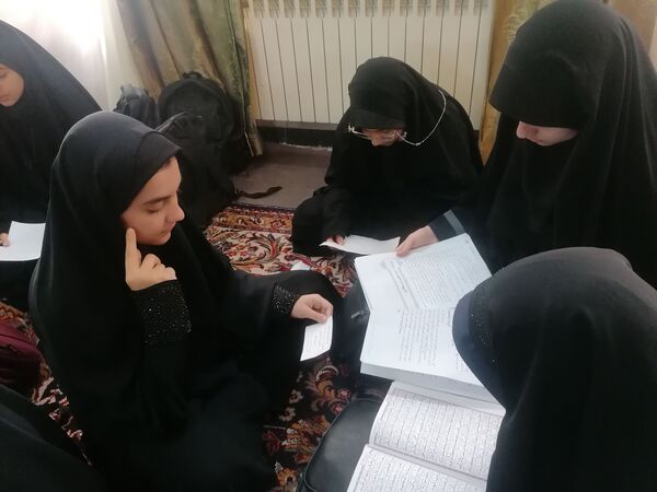 بازدید امام جمعه کاشمر از مسابقات قرآن، عترت و نماز ویژه دختران شهرستان کاشمر 