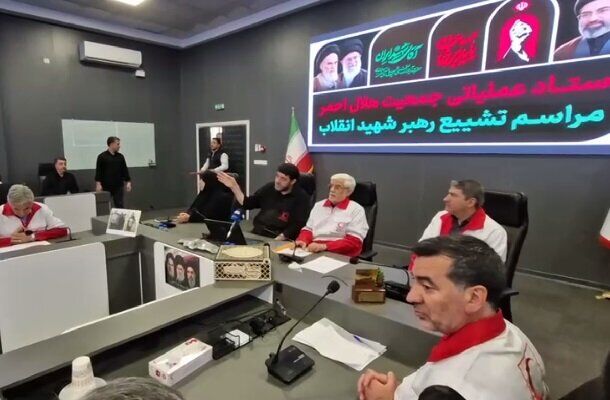 حضور عارف در ستاد عملیاتی هلال‌احمر پس از مراسم تشییع پیکر رهبر شهید