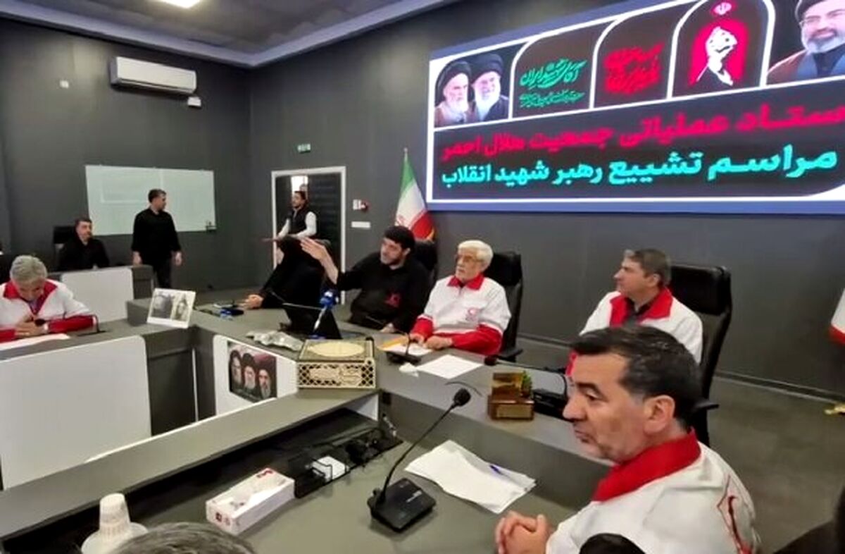 حضور عارف در ستاد عملیاتی هلال‌احمر پس از مراسم تشییع پیکر رهبر شهید