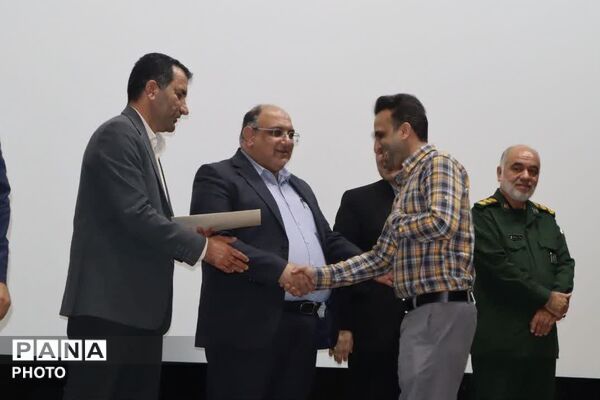 تجلیل از کارمندان نمونه شهرستان زرقان