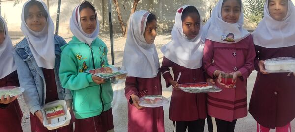 صبحانه نمادین دانش‌آموزان دبستان مولوی فین