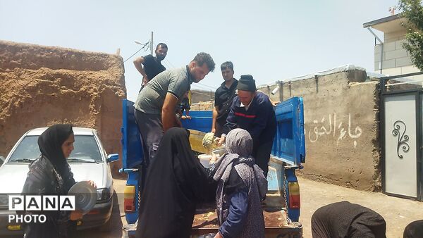 پخش نذری روز عاشورا رسمی قدیمی در روستای حسن آباد بلهر نیشابور 