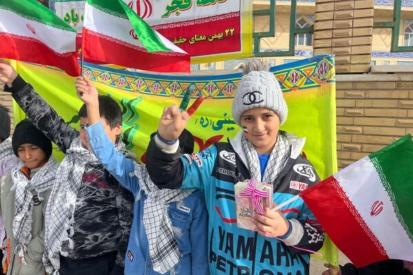 دهه نودی‌های شهر سورمق پای کار انقلاب