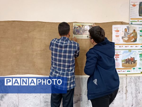 برپایی نمایشگاه مدرسه انقلاب در دبیرستان شهید رجایی