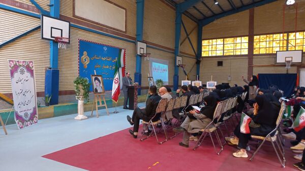 آیین متمرکز استانی طرح «همیار معلم» در دبیرستان شاهد عصمت ناحیه ۳ کرج