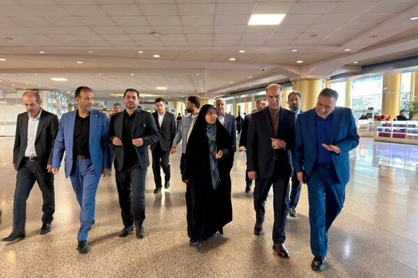 بازدید وزیر راه و شهرسازی از روند خدمات‌رسانی به زائران امام رضا(ع) در فرودگاه مشهد