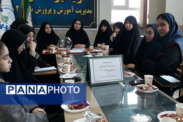 رقابت دانش‌آموزان منتخب در انتخابات منطقه‌ای شورای دانش‌آموزی بهارستان دو