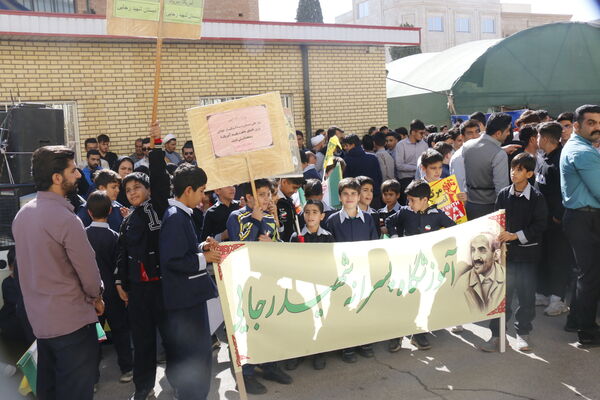 حضور پرشور دانش آموزان محلاتی در راهپیمایی 13 آبان 